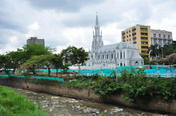 O rio Cali e uma das igrejas de Cali, na Colômbia